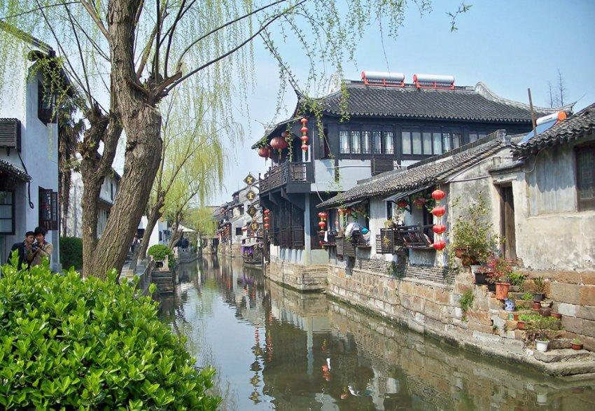 逃离废弃高校